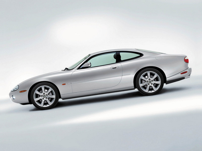 Illustration for article titled Ten Old Cars That Still Look New